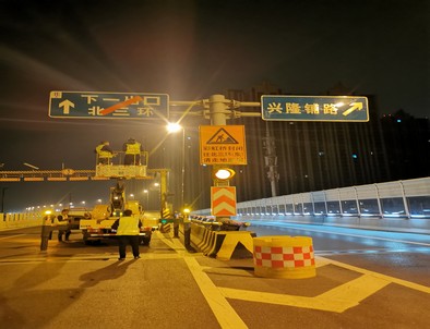 迪庆郑州市北三环彩虹桥交通标志牌安装现场